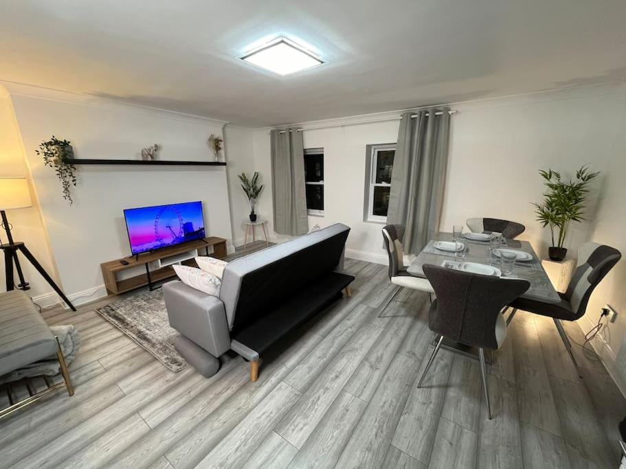 Apartamento Modern & Stylish Haven In Heart Of Londres Exterior foto