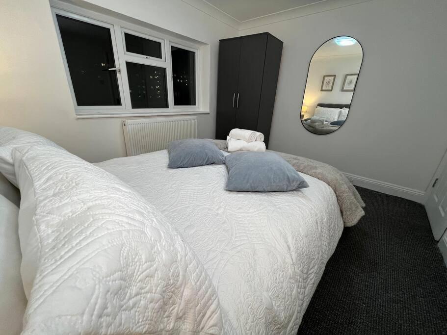 Apartamento Modern & Stylish Haven In Heart Of Londres Exterior foto