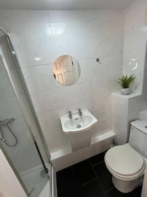 Apartamento Modern & Stylish Haven In Heart Of Londres Exterior foto