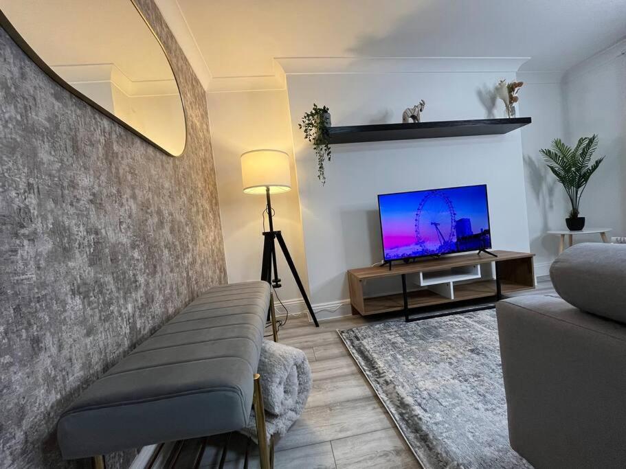 Apartamento Modern & Stylish Haven In Heart Of Londres Exterior foto